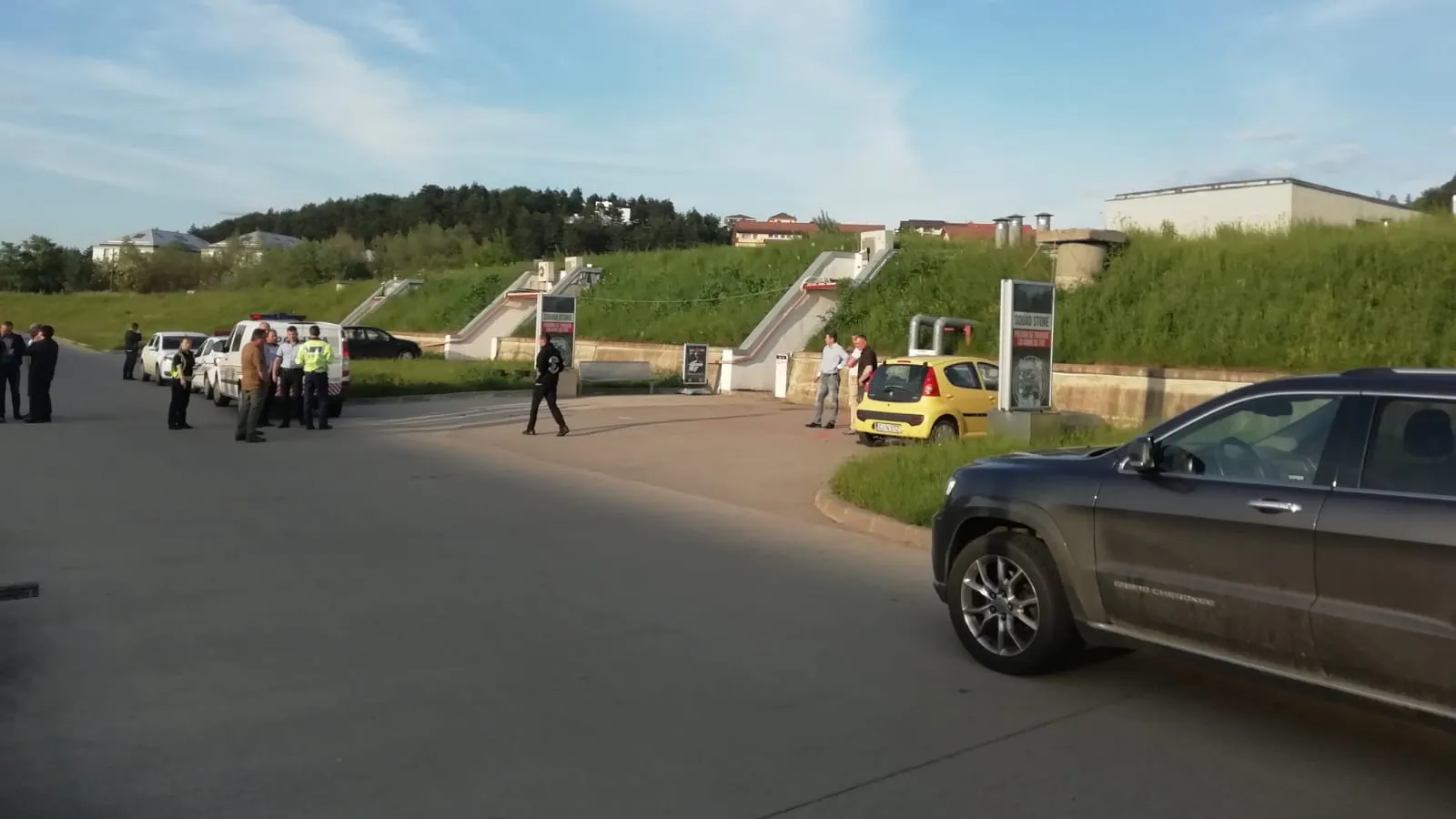 Bărbat împuşcat în cap într-un poligon privat dintr-un centru comercial din Cluj