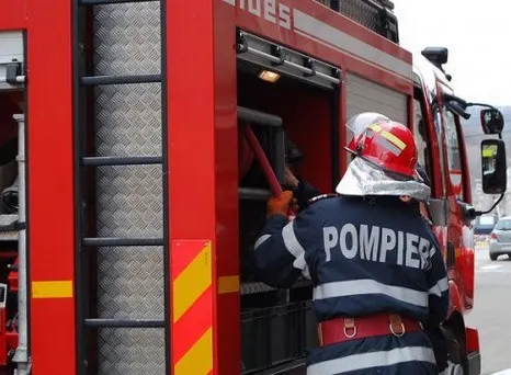 Incendiu violent la bloc: un mort, 3 răniți. Locatarii, evacuați de urgență!