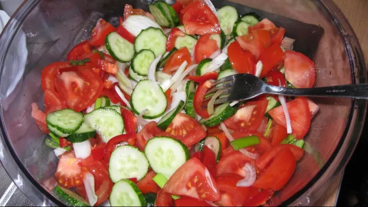 Atenţie! Nu este bine să mâncăm roşii cu castraveţi. Până acum nu s-au ştiut motivele
