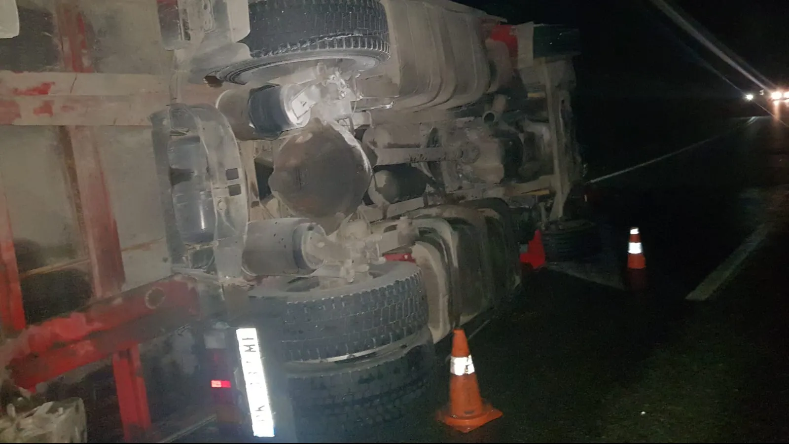 Trafic închis pe drumul național din Olt unde un TIR s-a răsturnat