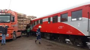 Un autotren încărcat cu cherestea a fost lovit de tren. Cel puțin patru victime
