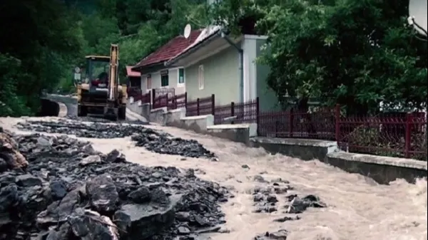 Viitura blestemată pe un pârâu cu apa de 5 cm! Mamă luată de ape la 3 ani după fiul ei