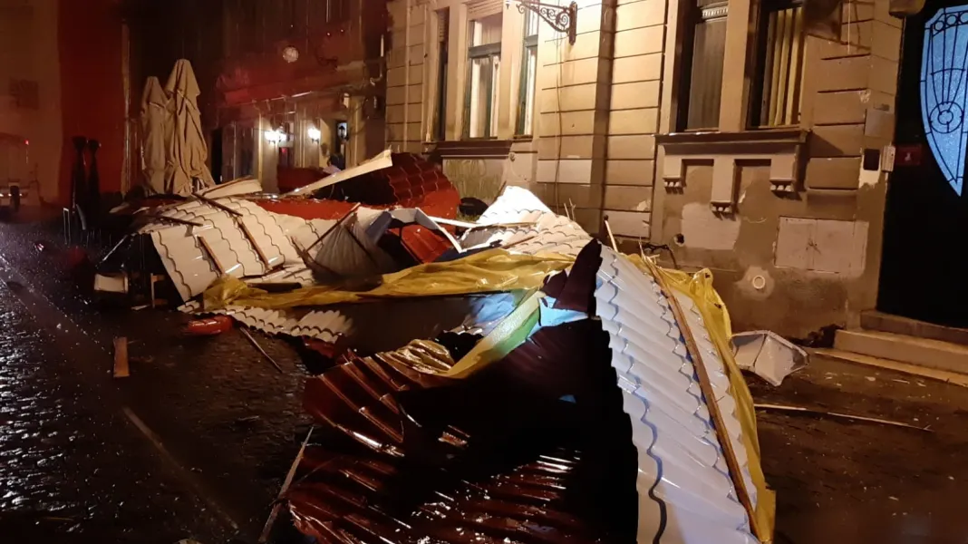 Dezastrul lăsat în urmă de urgia naturii: mașini distruse, copaci căzuți. Vijeliile continuă