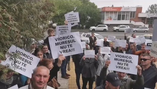 Dăncilă, așteptată cu coroane funerare și huiduieli, la Târgu Mureș. Zeci de protestatari, în stradă