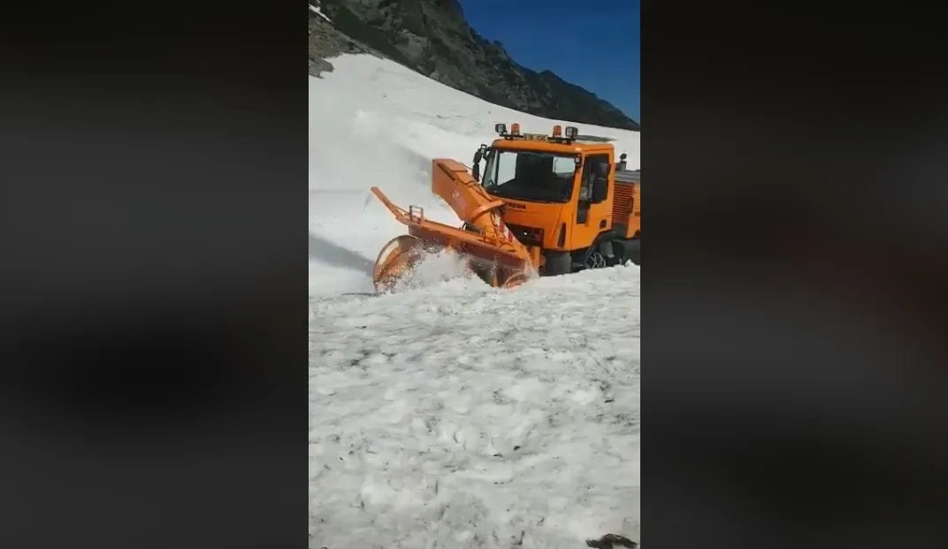 Zăpadă de 5-6 metri pe Transfăgărășan la începutul verii