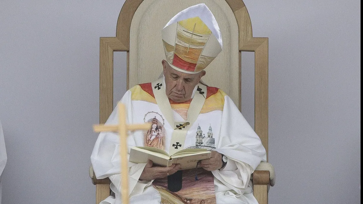 Veșmântul Papei Francisc, făcut de o româncă. IMAGINI de senzație