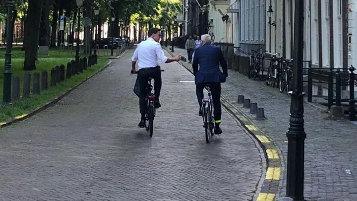 Imagine SF pentru români. Doi premieri, pe bicicletă, într-o întâlnire oficială