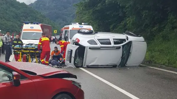 Trafic blocat pe Valea Oltului! Patru victime, două mașini făcute praf