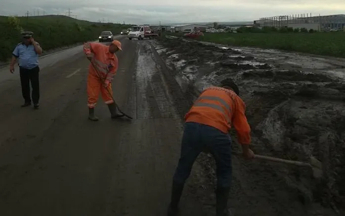 Aluviuni pe DN24 din cauza ploilor. O ambulanță a derapat pe noroi și a provocat un carambol