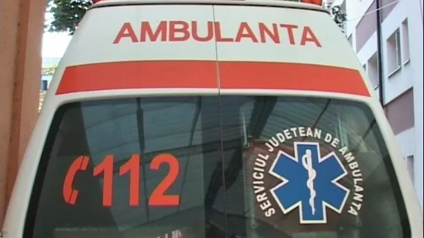 Un șofer de 19 ani a băgat în spital doi polițiști