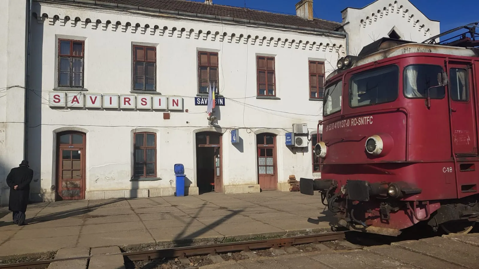 Circulația trenurilor pe ruta Arad-București este blocată. Mulți copaci au căzut pe linii