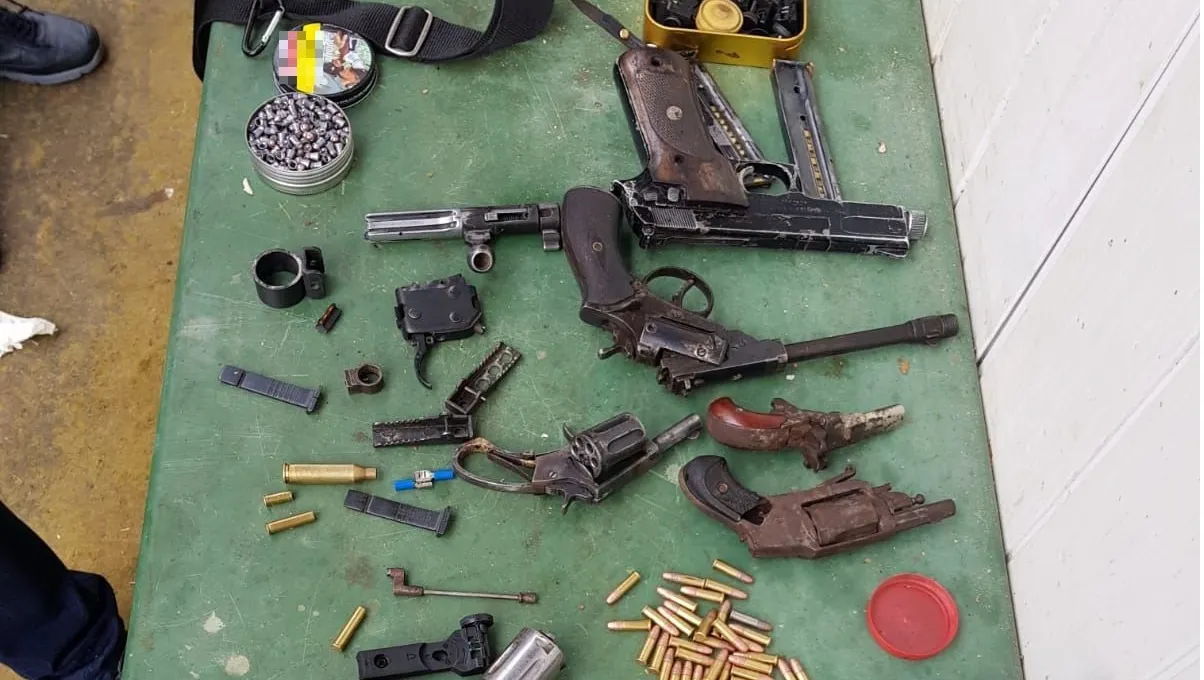 Descinderi la persoane bănuite de contrabandă cu arme. S-a descoperit un arsenal întreg