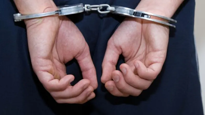 Bărbat cercetat după ce ar fi încercat să violeze o tânără în scara unui bloc