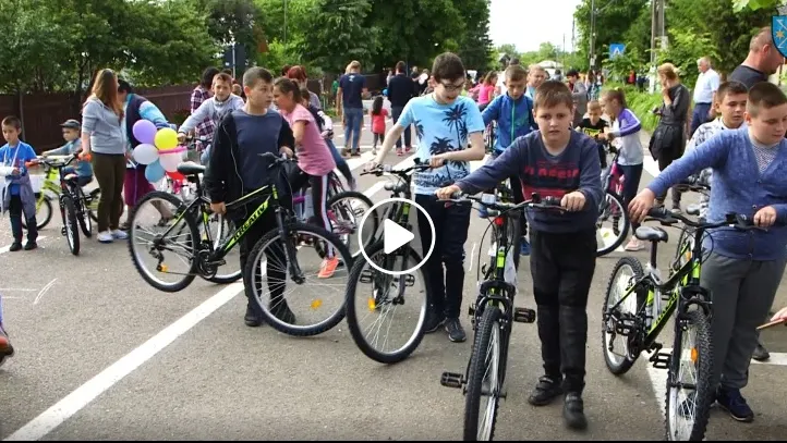 Toți copiii din această localitate au primit o bicicletă cadou de 1 iunie!