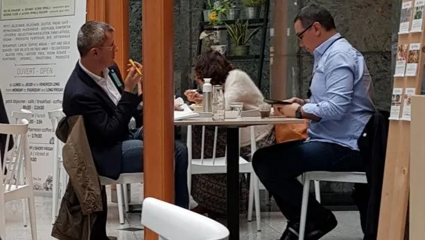 Imaginea zile: Dan Barna, surprins la masă cu Victor Ponta, la Bruxelles