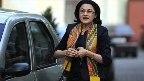 Ce educație oferă ministrul Educației? Ecaterina Andronescu, fără centură de siguranță la volan