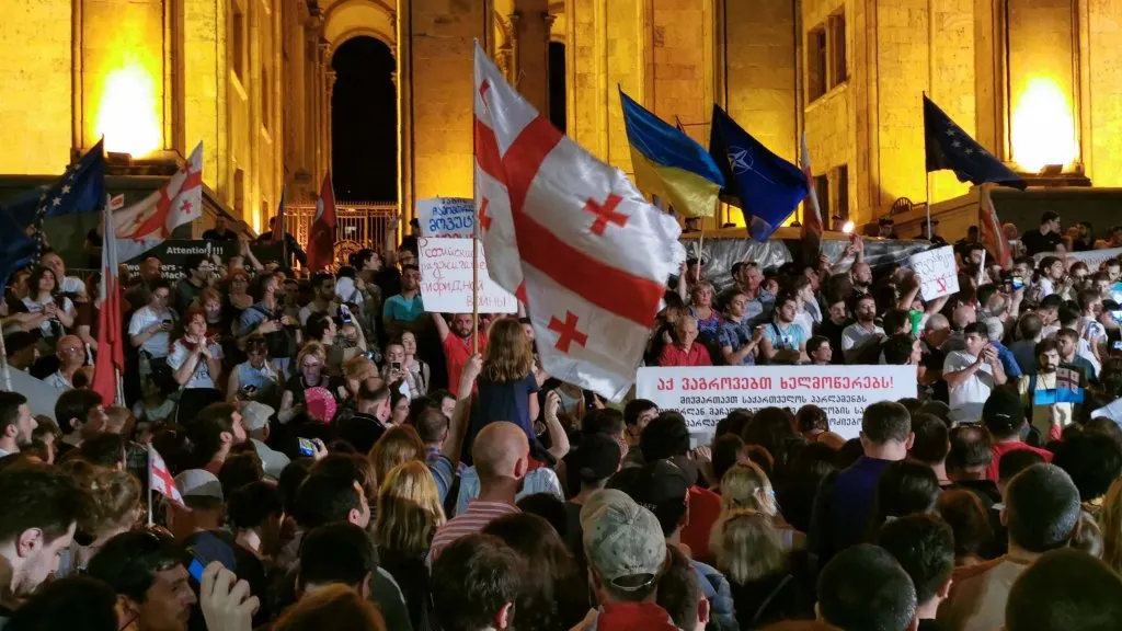 TBILISI: Zeci de răniți în urma protestelor violente stârnite de vizita unui deputat rus