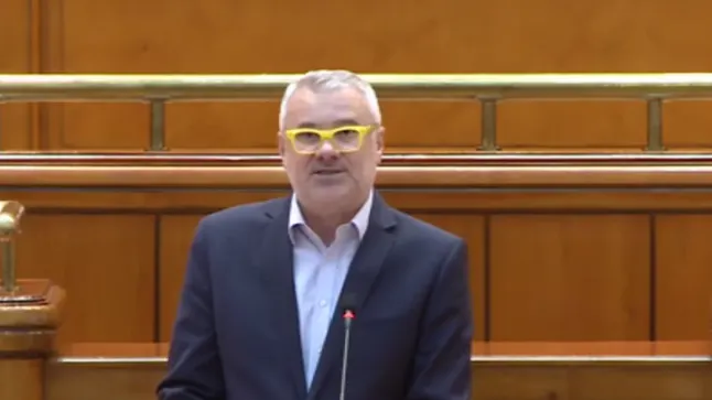 Gigel Știrbu, cititorul cu ochelari galbeni al moțiunii:"În pun cercel și îmi iau și trotinetă"