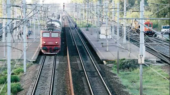 Nebunie pe calea ferată. Trenuri blocate după ce s-a rupt linia de contact
