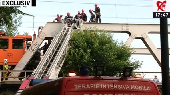 Persoane electrocutate pe Podul CFR Herăstrău. Doi bărbați, transportați de urgență la spital