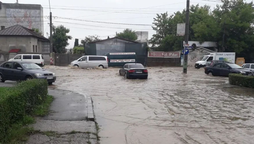 Cel mai greșit gest este să încercați să porniți motorul după ce mașina a fost inundată
