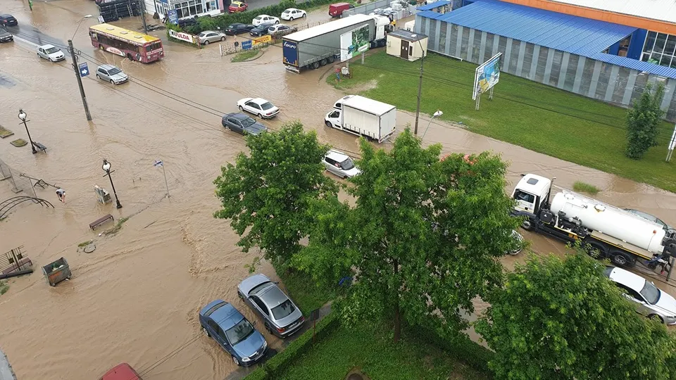 Prăpăd în urma apelor. Imagini ÎNFRICOȘĂTOARE după ploile care au măturat țara