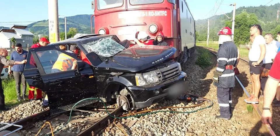 Mașină spulberată de tren, vineri seara: o victimă