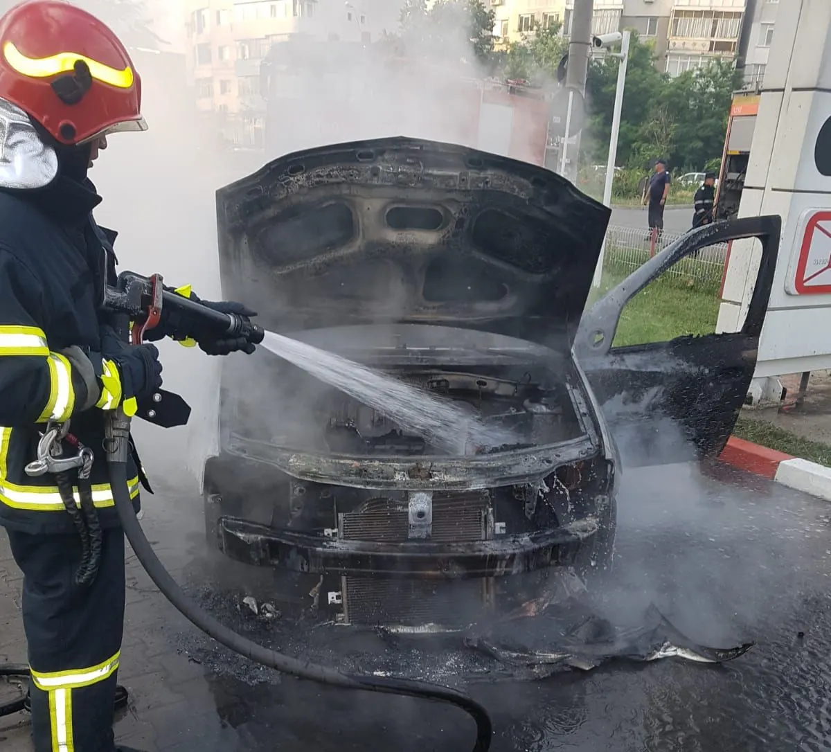 Panică în benzinărie. O mașină a luat foc din senin