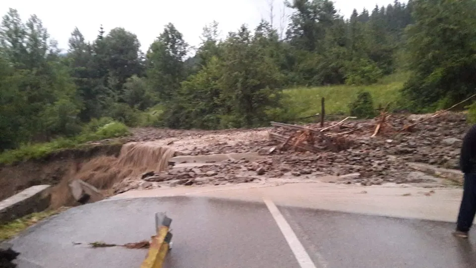 DN 15 Poiana Largului – Bicaz, distrus de aluviuni