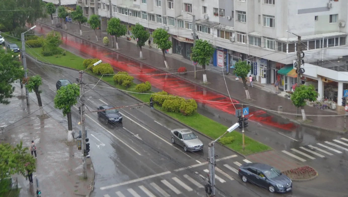 Momente de panică! O substanță roșie, pe străzile unui oraș