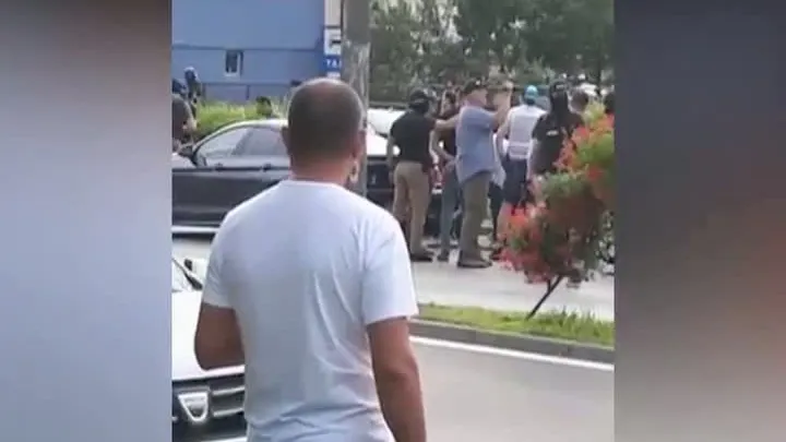 Percheziții în plină stradă, la Deva