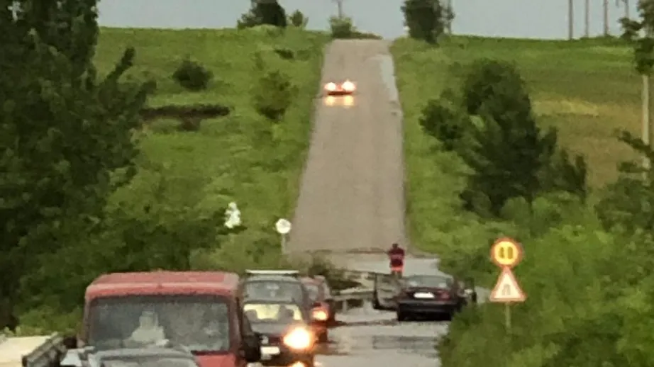 Mașini luate de viitură în Bârlad. 7 persoane blocate în autovehicule