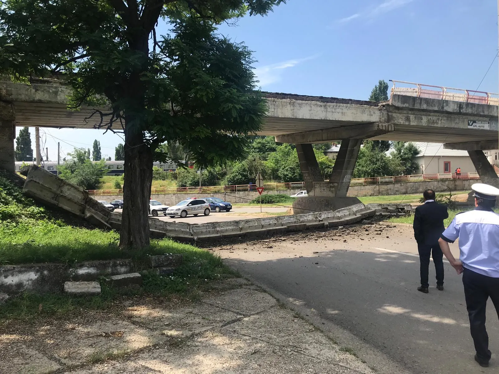 La un pas de o catastrofă! Balustrada unui pod, prăbușită pe carosabil(Video)