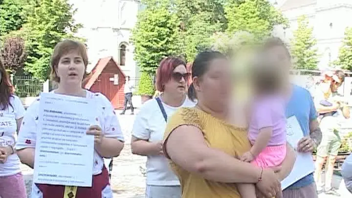 Protest la Iași. Zeci de părinți, în stradă. Motivul?