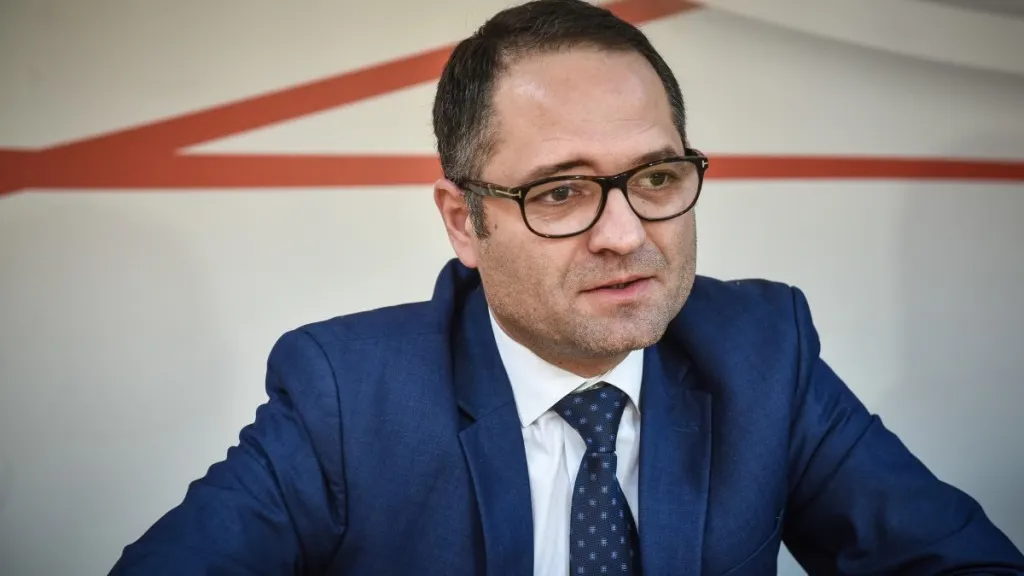 Ministrul Sportului, surprins când își aprindea țigara, în Parlament. Cum își explică gestul