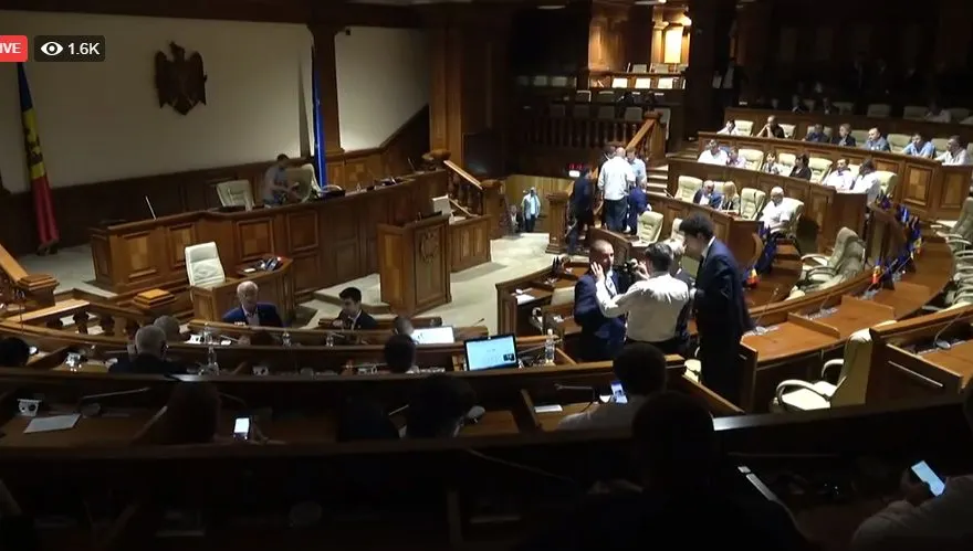 Evenimente dramatice la Chișinău. Ziua în care Republica Moldova s-a trezit cu două guverne