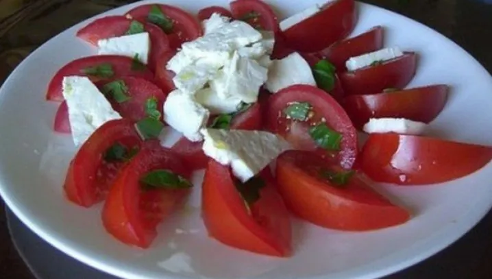 Brânza cu roşii, un deliciu. Cât de periculoasă este combinația de vară preferată?