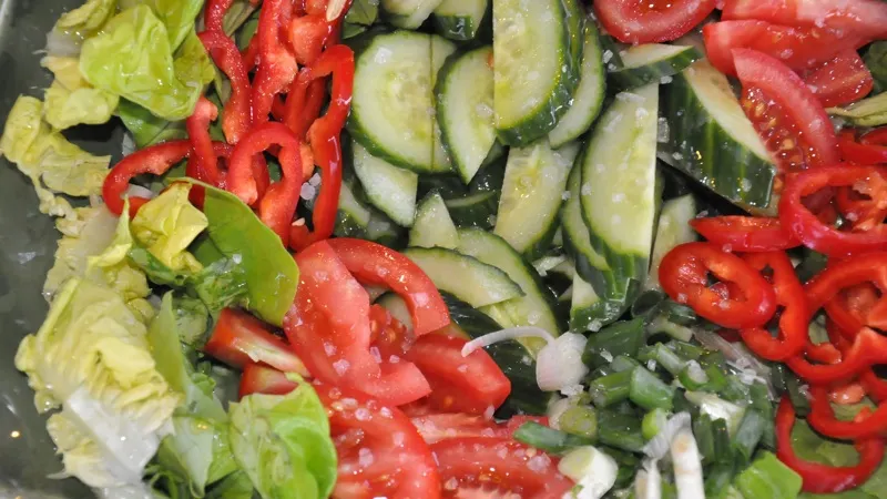 Rețeta perfectă pentru o zi de vară: salată de somon cu roșii