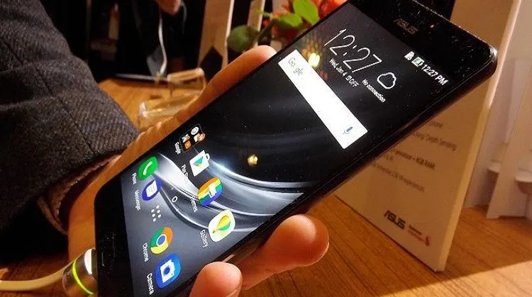Incredibil! Cum se modifică trupul omului din cauză că foloseşte prea mult telefonul mobil