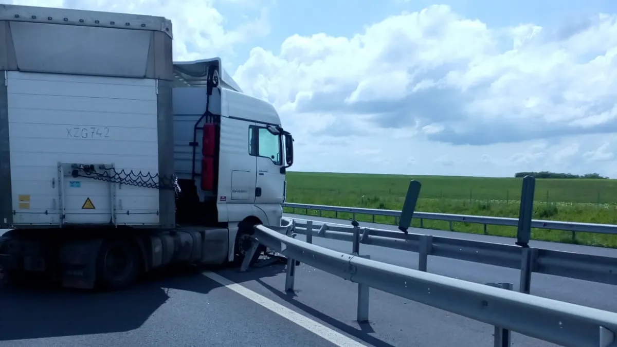 Pericol de explozie pe autostrada A1. Un TIR a intrat în parapeți