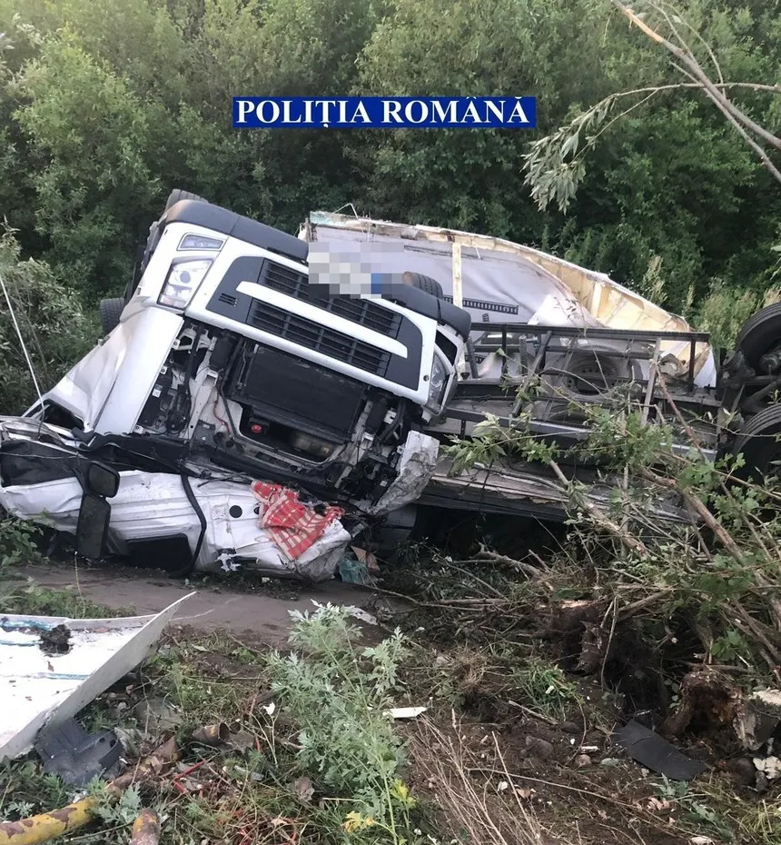20 de tone de ciocolată s-au dus pe apa Oltului