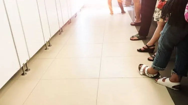 De ce femeile au nevoie de două ori mai multe toalete decât bărbaţii