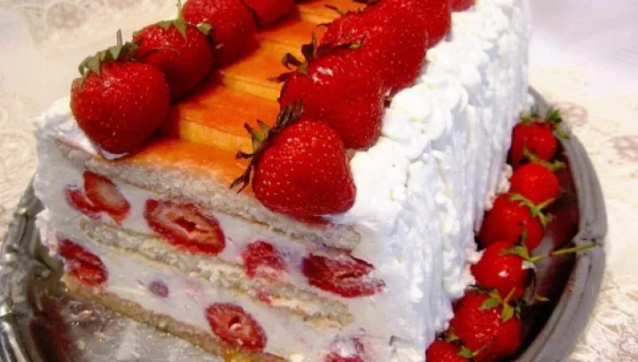Rețeta zilei: TORT DE CĂPȘUNI fără coacere. Simplu, rapid și extrem de delicios