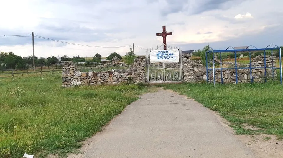 O troiţă aflată într-o comună din Olt, scoasă la vânzare. Care este motivul?