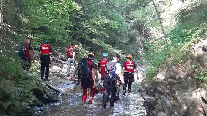 Operațiune spectaculoasă în Argeș, turistă rănită salvată dintr-un canion (VIDEO+GALERIE FOTO)