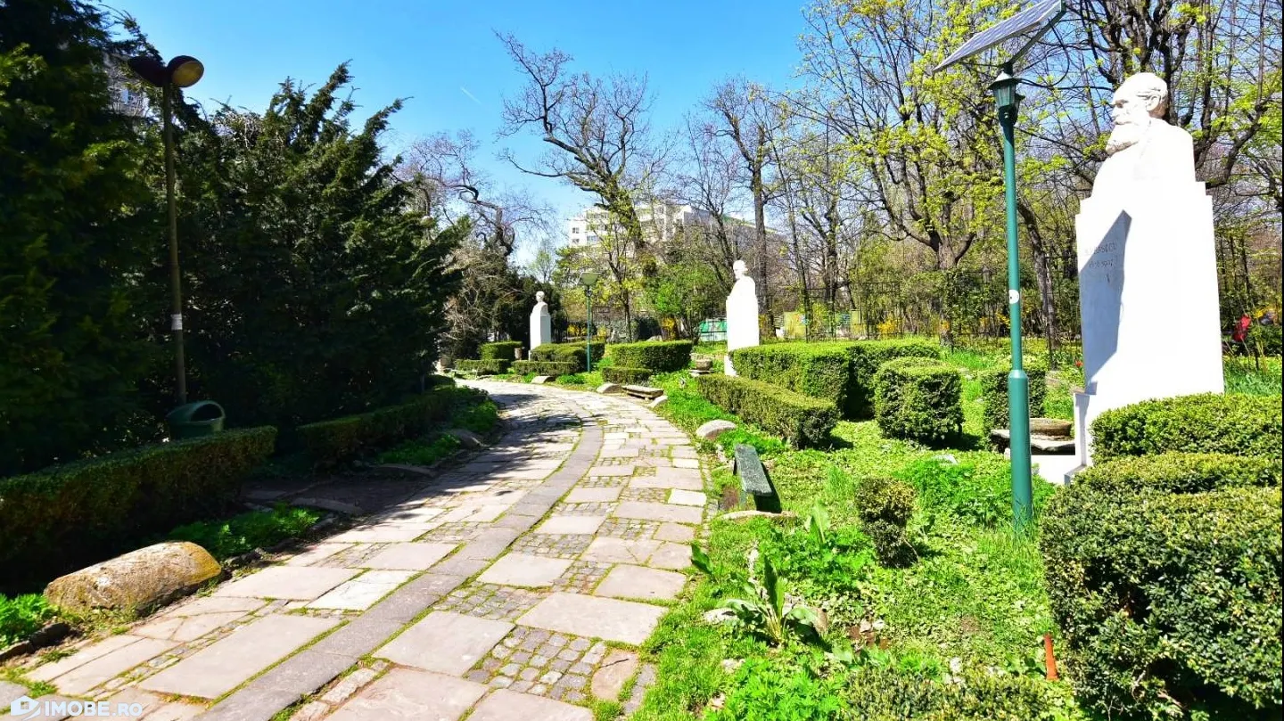 Sirena lui Nicușor Dan din parcul Cișmigiu sperie mai mult copiii decât ciorile