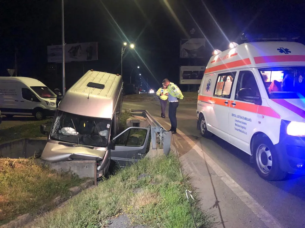 Microbuz cu opt pasageri implicat într-un accident la intrare în Cluj-Napoca