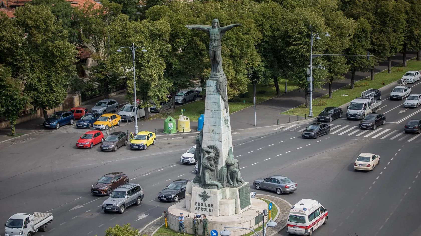 Paradă aeriană la Monumentul Eroilor Aerului, de Ziua Aviaţiei Române şi a Forţelor Aeriene