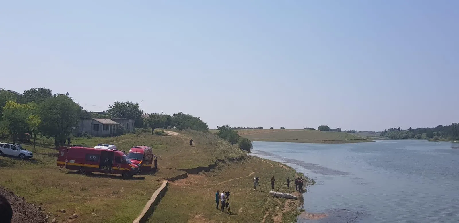 Poliţiştii fac verificări în mai multe case şi într-un lac din Caracal, în căutarea Alexandrei