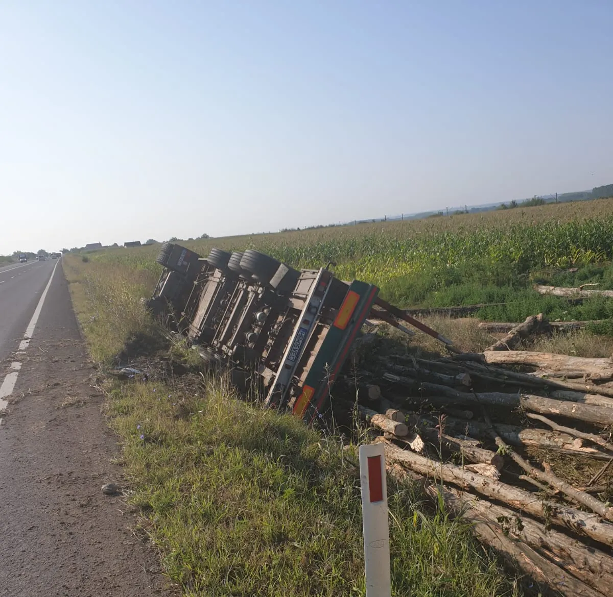 A adormit la volan și s-a răsturnat cu autocamionul încărcat cu lemne